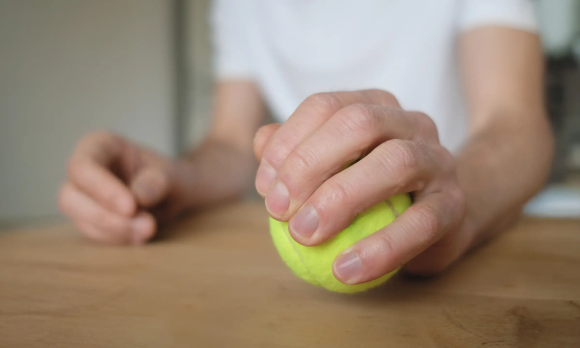 Griffkräftigung mit Therapie-Tennisball in der Ergotherapie – Praxis Christian Oberhofer am Marhof in Anras, Bezirk Lienz